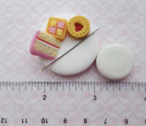 Cake & Biscuit Needle Minder - Click Image to Close